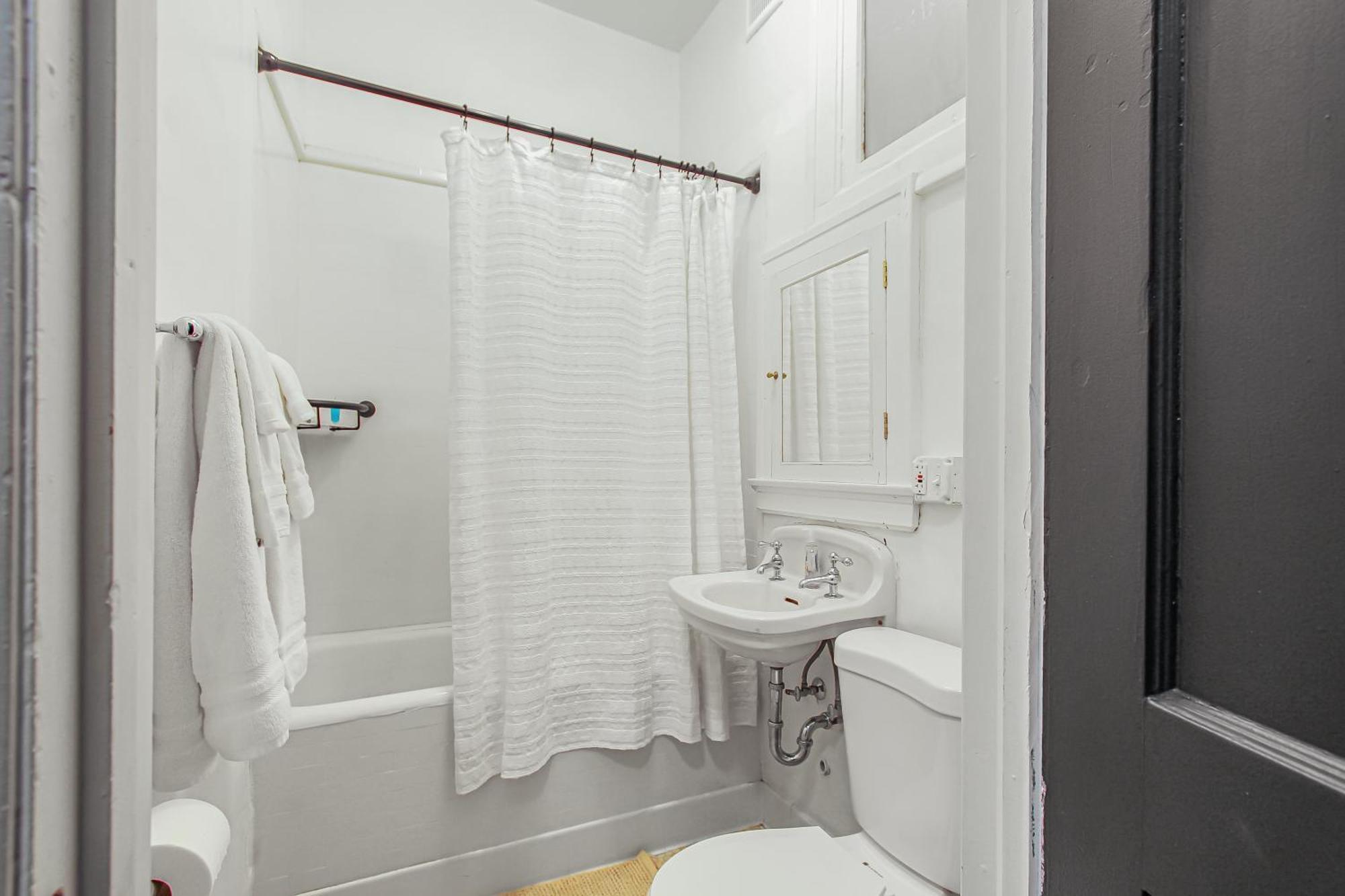 Library Square Suites Толедо Экстерьер фото